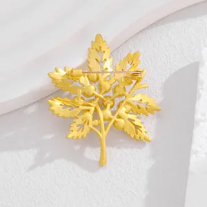 Matte goldene Ahornblatt Brosche elegante Metallpflanze Anstecknadel Mode Kleidung Zubehör
