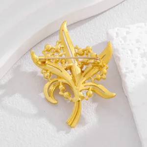 Goldene Blumenstrauch Brosche Rückseite Detail mit Metallnadel und mattem Vintage Finish Design