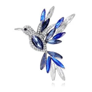 Detailaufnahme Kristall Strass Kolibri Brosche, elegantes Metall Vogel Accessoire