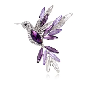 Nahaufnahme Detail der funkelnden lila Kristall Kolibri Brosche Strass elegant Ansicht