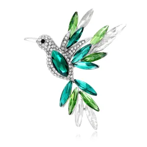 Detaillierte Ansicht der Strass Kolibri Brosche, schimmernder grüner Kristall Mantel Anstecker.
