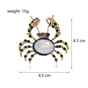 Nahaufnahme der Vintage Gold Krabbe Brosche mit grünen Strasssteinen und Opal.