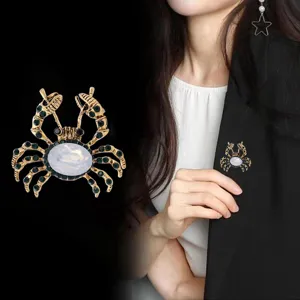 Nahaufnahme Detail der kreativen Legierung Strass Krabbe Brosche, exquisites Accessoire für Anzüge.