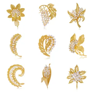 Elegante Vergoldete Legierung Blume Feder Traube Ahornblatt Brosche Pin Für Damen Herren Perle Strass Kleidung Pin Bankett Schmuck