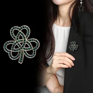Exquise broche trèfle creuse en strass, épingle de mode élégante pour costumes de femmes.