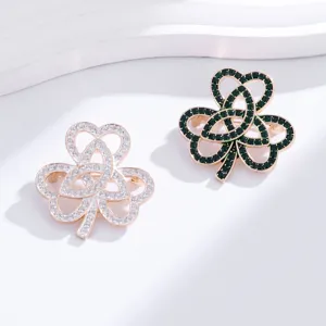 Vue détaillée d'élégantes broches trèfle en strass, accessoire creux élégant et chic.