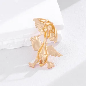 Spilla con papera e ombrello graziosa, accessorio moda in lega dorata per abbigliamento donna.