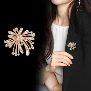 Splendida spilla dorata strass fuoco d'artificio dettaglio, accessorio moda donna