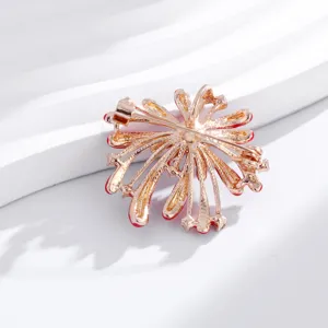 Dettaglio spilla fuochi d'artificio oro rosa con goccia olio rossa, elegante gioiello donna