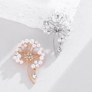 Dandelion Brosche Detail mit künstlichen Perlen und Strasssteinen als Accessoire.