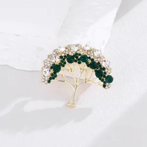 Squisita spilla ad albero in cristallo, dettaglio di strass verdi e trasparenti per abiti chic.