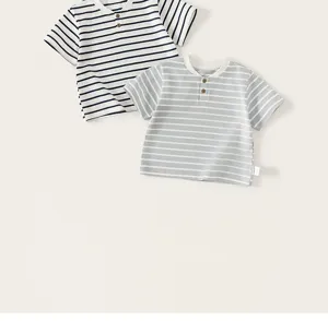 Gestreept t-shirt met korte mouwen voor peuters met knopen, comfortabele zomertop.