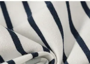 Close-up detail van zacht ademend marineblauw en wit gestreepte katoenen stof voor kinder-t-shirt.