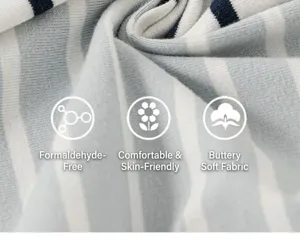 Detailopname van de gestreepte kinder t-shirt stof, zachte en comfortabele textuur.