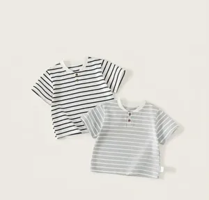 Details van het klassieke gestreepte kinder t-shirt met korte mouwen en knopen voor de zomer.