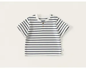 Klassiek gestreept baby peuter korte mouw t-shirt met knopen, comfortabele casual kleding.