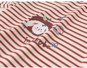 Λεπτομέρεια ριγέ t-shirt παιδικού με μαλακό ριμπ ύφασμα και χαριτωμένο σχέδιο κινούμενων σχεδίων.