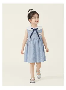 Sommerliches ärmelloses Karo-Kinderkleid Detail mit Puppenkragen und blauer Schleife.