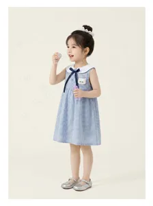 Süßes sommerliches ärmelloses Karo-Kleid für Mädchen mit Puppenkragen und Schleife.