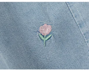 Ragazze carine ricamate denim pantaloni risvolto vista dettaglio, morbidi pantaloni estivi.