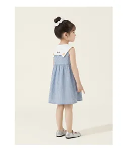 Süßes Sommer ärmelloses kariertes Kleid für Mädchen in Blau mit niedlichem Puppenkragen.