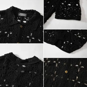 Gros plan sur le motif en crochet noir du polo de vacances pour hommes