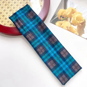 Blauwe ruit sport hoofdband, elastische stoffen haarband voor dagelijks gebruik en fitness.