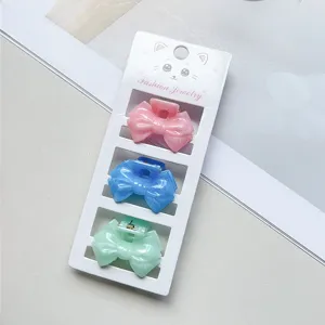 Set di tre pinze per capelli con fiocco marmorizzato, piccoli accessori alla moda.