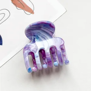Kleine Marmor Haarklammer, Detailansicht lila ästhetisches Haaraccessoire für schickes Styling.
