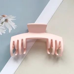 Eleganter matte rosa Haarklammer für Damen, stilvolle große Haarkralle für dickes Haar im Alltag.
