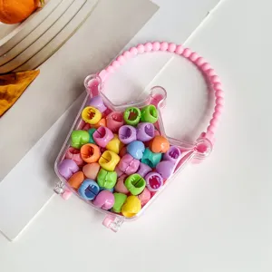 Gros plan détaillé de mini pinces à cheveux colorées dans une jolie boîte couronne.