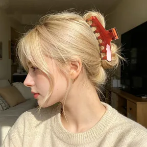 Transparente T-förmige Haarklammer in Gelee-Rot, stilvolles Haaraccessoire für dickes Haar.