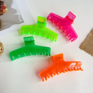 Transparente Gelee-Farbe T-förmige Haarspange Detailansicht, lebendiges Neon-Haaraccessoire.