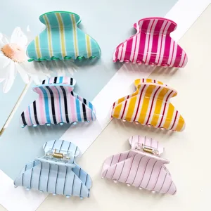 Pinces à cheveux rayées en PVC colorées de taille moyenne pinces requin pour femmes détails.