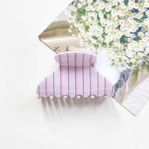 Pince à cheveux rayée rose taille moyenne demi-lune accessoire élégant pour coiffure chic