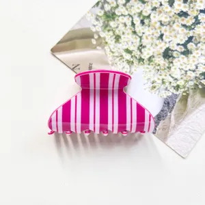Pince a cheveux raye rose blanche moyenne demi-cercle griffe accessoire vue detail.