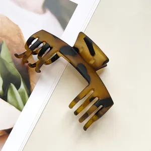 Nahaufnahme der stilvollen Schildpatt-Haarklammer mit einer einzigartigen geometrischen Form.