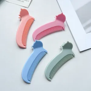 Piccolo pettine per capelli portatile in plastica con manico gatto, colori pastello.