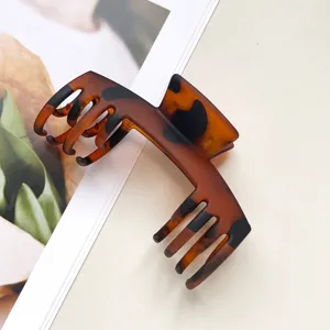 Detaillierte Nahaufnahme einer stilvollen Haarklammer mit Schildpatt-Muster und Design.