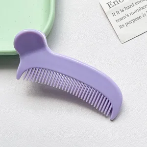 Vista dettagliata di un fermaglio per capelli a pettine ricurvo viola, design compatto per styling.