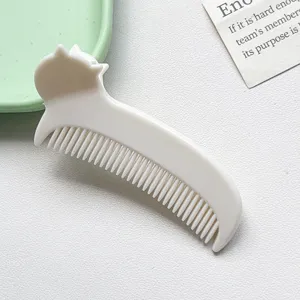 Pettine per capelli portatile bianco con orecchie di gatto per lo styling quotidiano della frangia.