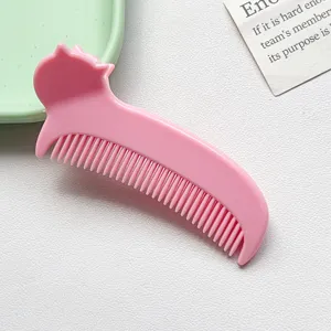 Vista dettaglio pettine per capelli gatto rosa, design compatto per styling quotidiano.