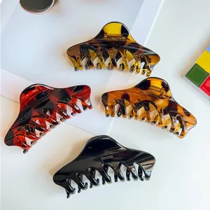 Detailaufnahme minimalistischer Schildpatt- und schwarzer Haarklammern mit glänzender Oberfläche.