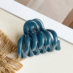 Dunkelblaue Haarklammer Detailansicht, glänzende Haarkralle für dickes Haar Styling.