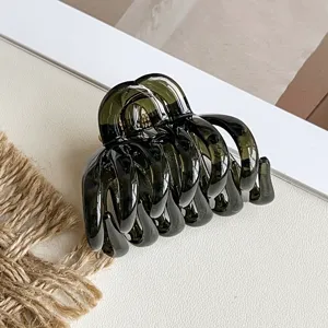 Nahaufnahme der dunkelgrünen PC Haarklammer mit glänzendem Kürbisdesign für elegantes Styling.