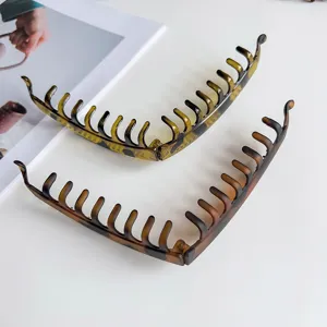 Leopard print banana hair clip for women, stylish vertical claw clip for elegant hairstyles.