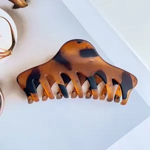 Nahaufnahme des eleganten Schildpatt-Haarklammer-Clips, minimalistisches Design für Kopf.