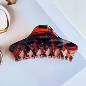 Nahaufnahme einer eleganten braunen Schildpatt Haarklammer mit glänzender Oberfläche.