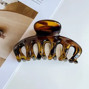 Elegant tortoiseshell hair claw clip for women, chic acetate shark clip for half up hairstyles.