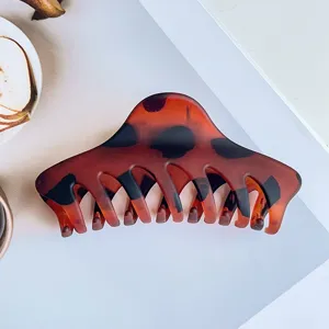Detailansicht der mattierten Schildpatt Haarspange für elegante Damenfrisuren.